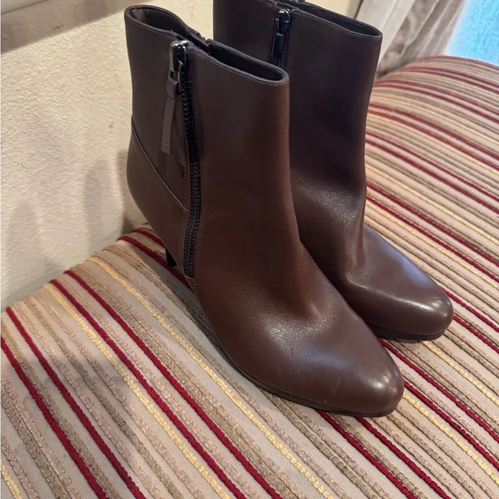 NEW! Naturalizer Brown Platform Ankle Booties with Sleek Design - Picture 4 of 6